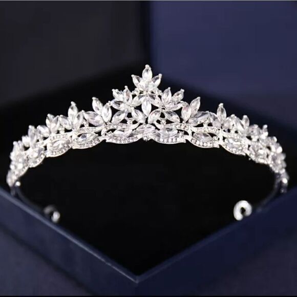 New Crystal Wedding Rhinestone Tiara - Picture 2 of 7